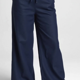 Loose trousers with elastic waistband and lightweight look